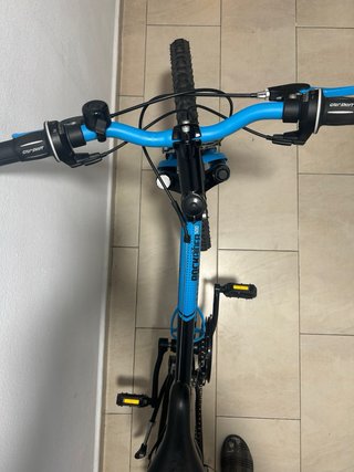 Bicicleta infantil azul y negra