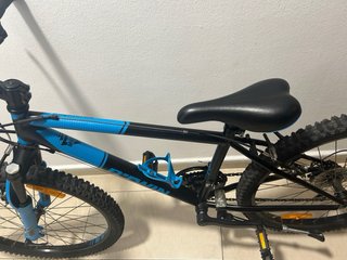 Bicicleta infantil azul y negra