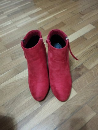 Botines tacón rojo ante