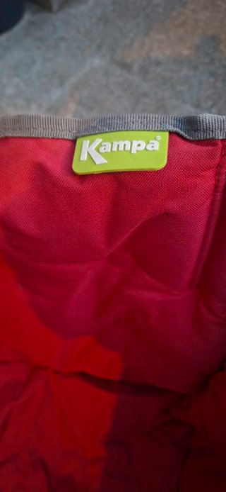 Sillas de camping plegables rojas y grises