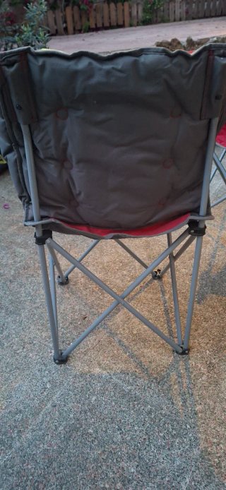 Sillas de camping plegables rojas y grises