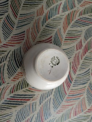 Taza de porcelana vintage con detalles dorados