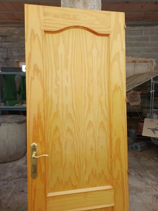 Puerta de madera color miel de paso de 70