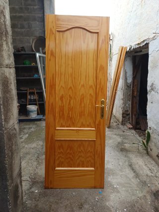 Puerta de madera color miel de paso de 70