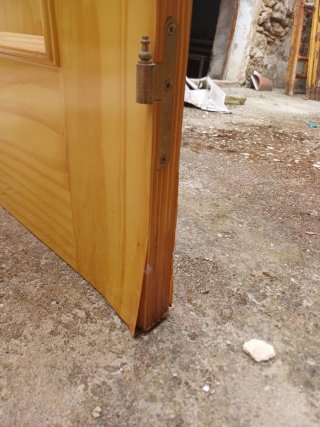 Puerta de madera color miel de paso de 70