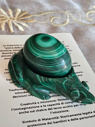 Scultura Rana in Malachite con Uovo Vintage