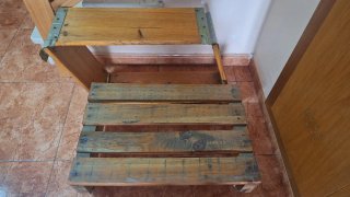 Cama para perro y gato de madera