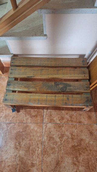 Cama para perro y gato de madera