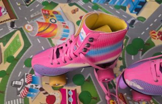 Patines de niña rosas con arcoíris