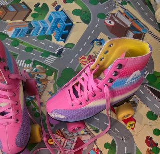 Patines de niña rosas con arcoíris