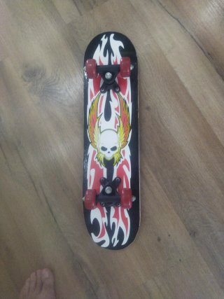 Monopatín para niño con diseño de calavera y llama