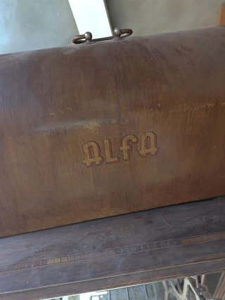Máquina de coser Alfa antigua