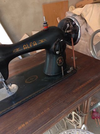 Máquina de coser Alfa antigua