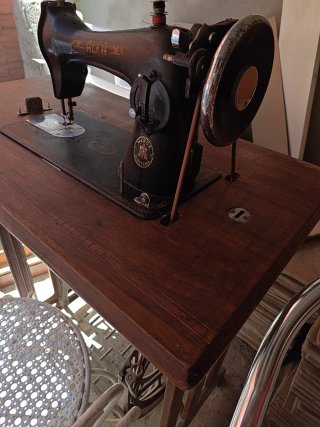 Máquina de coser Alfa antigua