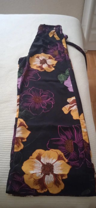 Pantalón negro con  floral, goma cintura,bolsillos