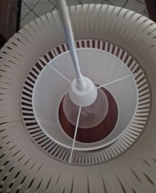Lámpara colgante con bombilla grande.