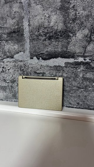Espejo de bolso dorado y plateado