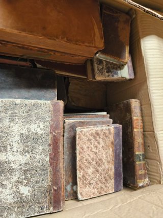 Enorme lote de libros antiguos y descatalogados