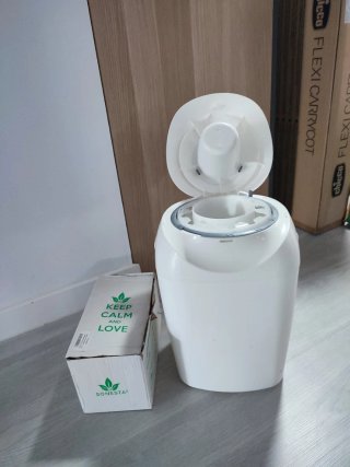 Contenedor de pañales blanco sangenic