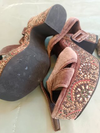 Zapatos de tacón con pedrería