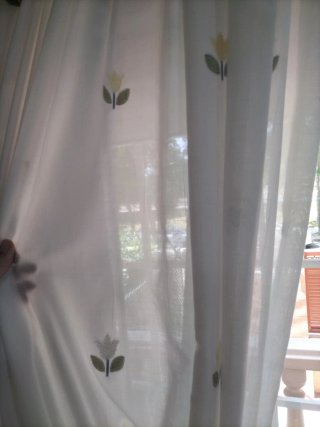 Cortinas blancas y verdes