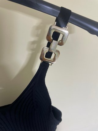 Abito nero con dettagli metallici