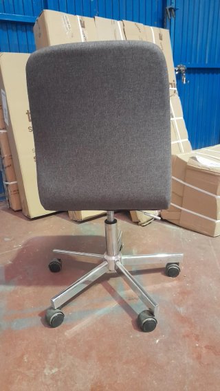 Silla de escritorio gris con base metálica
