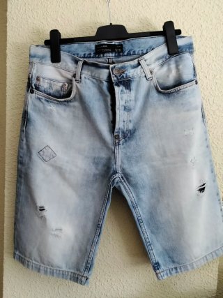 Pantalón vaquero corto desgastado