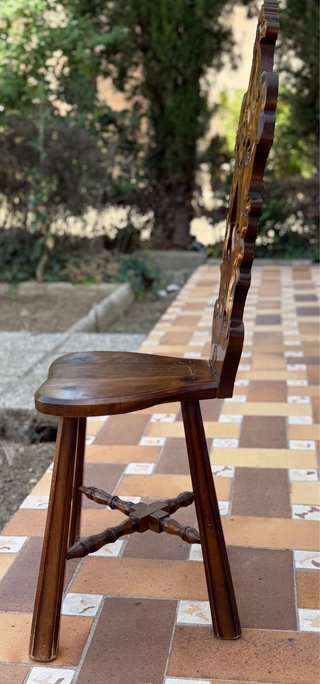 Silla de madera tallada a mano