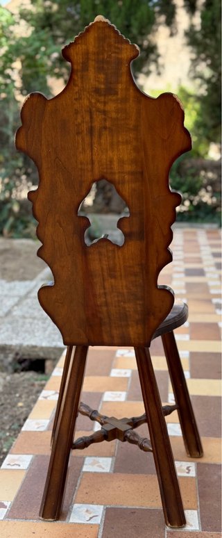 Silla de madera tallada a mano