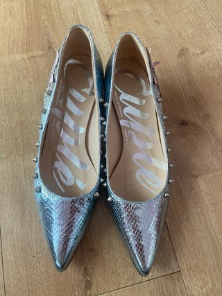 Zapatos plateados con tachuelas