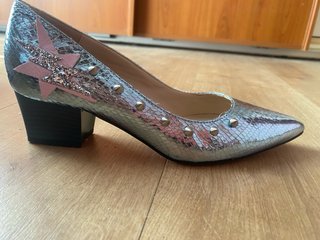 Zapatos plateados con tachuelas