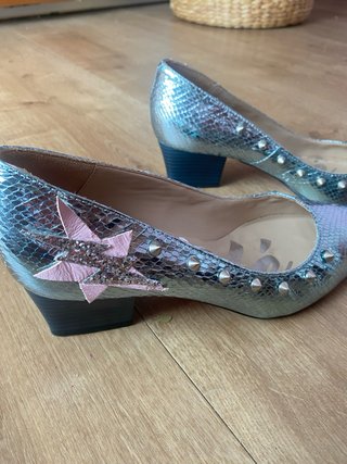 Zapatos plateados con tachuelas