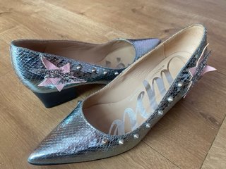 Zapatos plateados con tachuelas