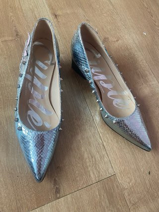 Zapatos plateados con tachuelas