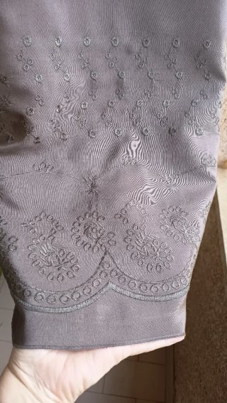Vestido de seda marrón bordado