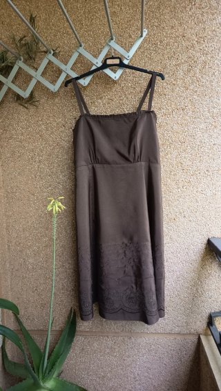 Vestido de seda marrón bordado