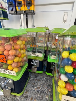 26 máquinas expendedoras a chuches y  bolas