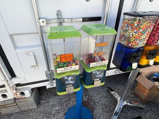 26 máquinas expendedoras a chuches y  bolas