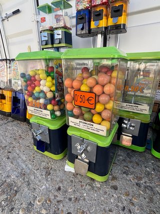 26 máquinas expendedoras a chuches y  bolas