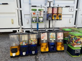 26 máquinas expendedoras a chuches y  bolas