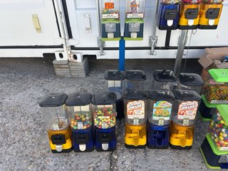 26 máquinas expendedoras a chuches y  bolas