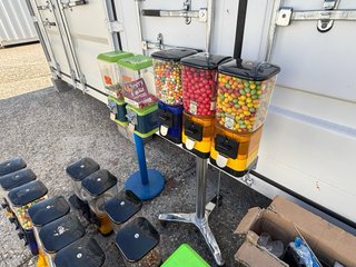 26 máquinas expendedoras a chuches y  bolas