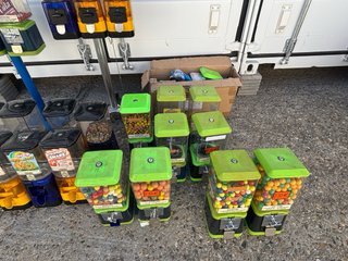 26 máquinas expendedoras a chuches y  bolas