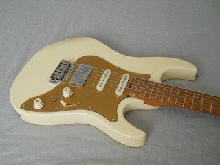 Guitarra Eléctrica Donner DST-550 Crema