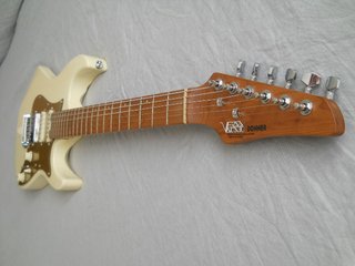 Guitarra Eléctrica Donner DST-550 Crema