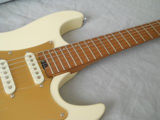 Guitarra Eléctrica Donner DST-550 Crema