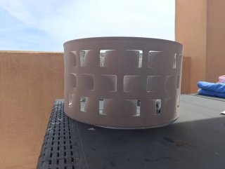 Lámpara de tela con diseño calado