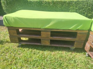 Asiento de palets con cojín verde