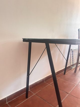 Mesa de cristal con patas metálicas